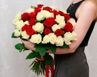 51 роза яркий микс 50-60 см (Россия) под атласную ленту