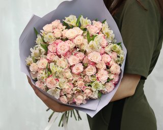 Букет из 15 высоких кустовых роз 60-80 см (Кения) и 10 альстромерий в стильной упаковке