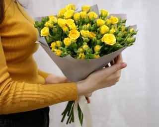 Букет из 25 желтых кустовых роз 40 см (Кения) в стильной упаковке