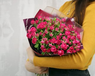 Букет из 35 малиновых кустовых роз 40 см (Кения) в стильной упаковке