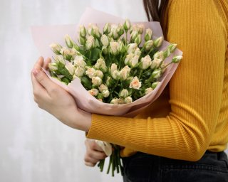 Букет из 25 кремовых кустовых роз 40 см (Кения) в стильной упаковке