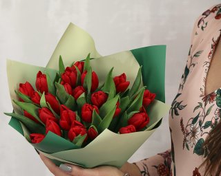 Букет из 25 красных тюльпанов стандарт в дизайнерской упаковке