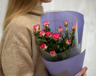 Букет из 3 высоких кустовых роз 60-70 см (Кения) в дизайнерской упаковке