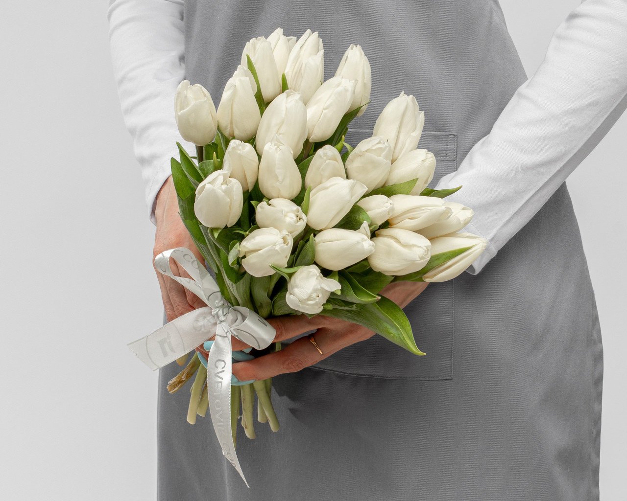 Букет из 25 белых тюльпанов стандарт под ленту - 2