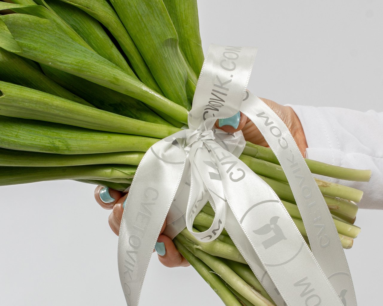 Букет из 25 белых тюльпанов стандарт под ленту - 4