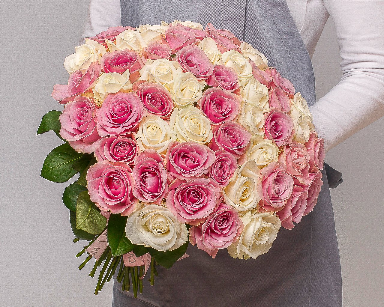 Букет из 51 белой и розовой розы 35-40 см (Россия) под ленту - 2