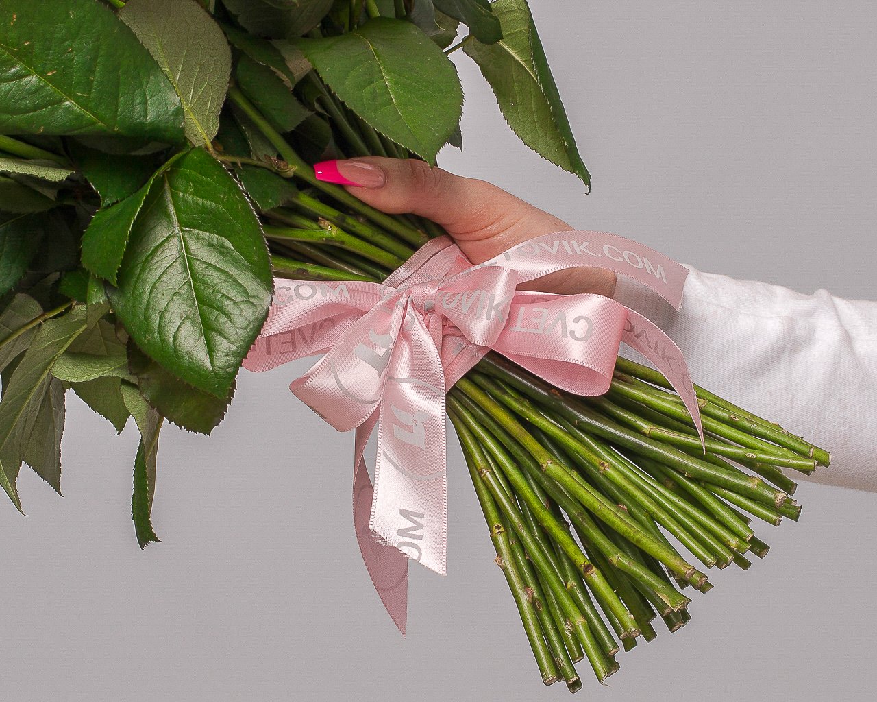 Букет из 51 белой и розовой розы 35-40 см (Россия) под ленту - 4