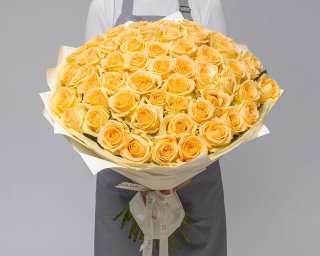 Букет из 51 кремовой розы 50-60 см (Россия) в дизайнерской упаковке  small - 2