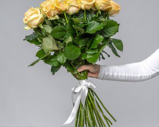 Букет из 25 кремовых роз 50-60 см (Россия) под атласную ленту  small - 4