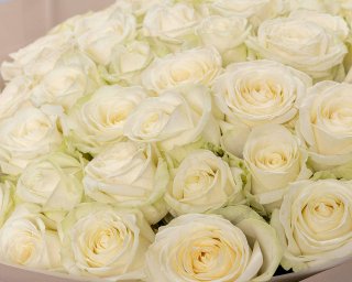 Букет из 51 белой розы 50-60 см (Россия) в стильной упаковке  small - 4