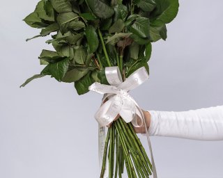 Букет из 25 белых роз 50-60 см (Россия) под атласную ленту  small - 3