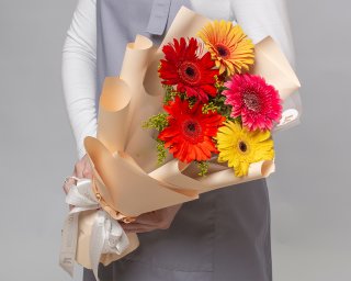 Букет из 5 гербер стандарт микс в стильной упаковке с зеленью  small - 3