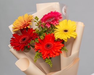 Букет из 5 гербер стандарт микс в стильной упаковке с зеленью  small - 4