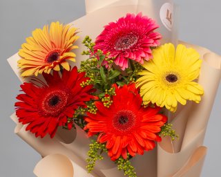 Букет из 5 гербер стандарт микс в стильной упаковке с зеленью  small - 5