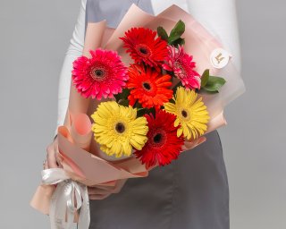 Букет из 7 гербер стандарт микс в стильной упаковке с зеленью  small - 3