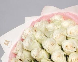 Букет из 25 белой розы 35-40 см (Кения) в дизайнерской упаковке  small - 3