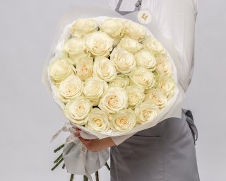 Букет из 25 белых роз 60-70 см (Эквадор) в упаковке  small - 2