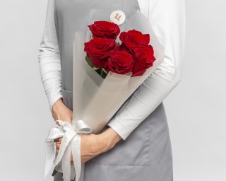 Букет из 5 красных роз премиум 40-50 см (Эквадор) в стильной упаковке  small - 2