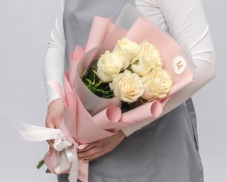 Букет из 5 белых роз премиум 40-50 см (Эквадор) в стильной упаковке  small - 2