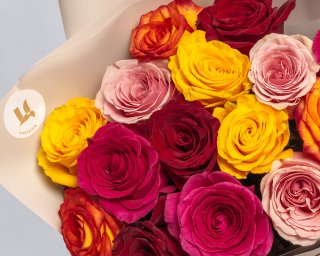 Букет из 15 роз яркий микс премиум 40-50 см (Эквадор) в стильной упаковке  small - 4