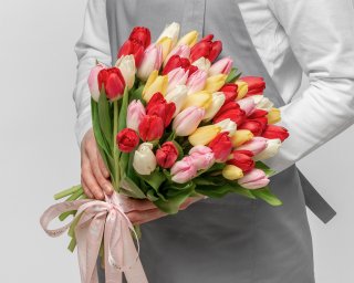 Букет из 51 тюльпана стандарт яркий микс под ленту  small - 2