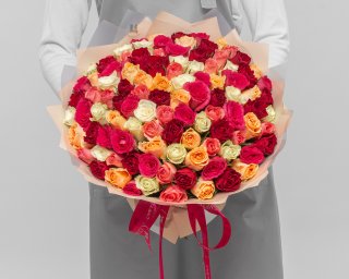 Букет из 101 розы яркий микс 35-40 см (Кения) в упаковке  small - 3