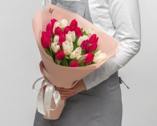 Букет из 25 белых и малиновых тюльпанов стандарт в упаковке  small - 4