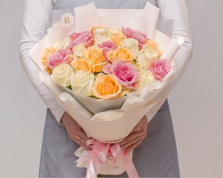 Букет из 25 роз в пастельных тонах 35-40 см (Россия) в упаковке  small - 3