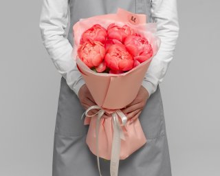 Букет из 5 коралловых пионов (Премиум) в стильной упаковке  small - 3
