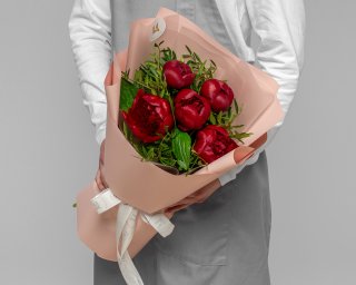 Букет из 5 красных пионов с зеленью в упаковке  small - 2