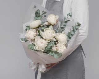 Букет из 7 белых пионов с зеленью в упаковке  small - 3