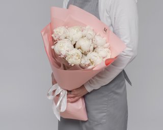 Букет из 9 белых пионов (Premium) в стильной упаковке  small - 3