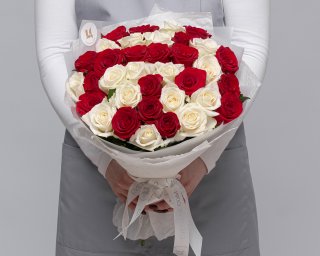 Букет из 35 красных и белых роз (Россия) 35-40 см в упаковке  small - 2
