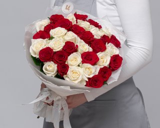 Букет из 35 красных и белых роз (Россия) 35-40 см в упаковке  small - 3