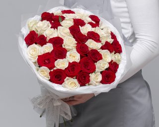 Букет из 51 красных и белых роз (Россия) 35-40 см в упаковке  small - 3
