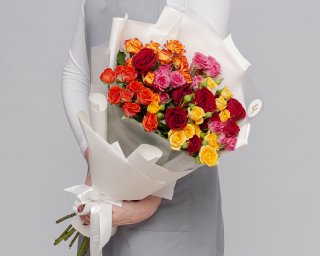 Букет из 9 кустовых роз яркий микс 60-70 см (Кения) в упаковке  small - 3