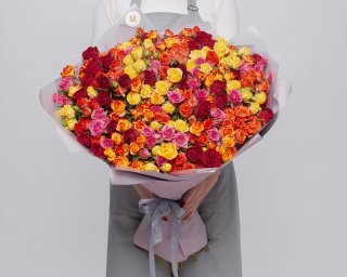 Букет из 51 кустовой розы яркий микс 60-70 см (Кения) в упаковке  small - 2