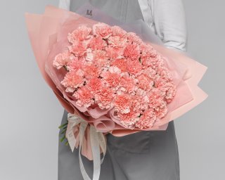 Букет из 35 розовых гвоздик в стильной упаковке  small - 3
