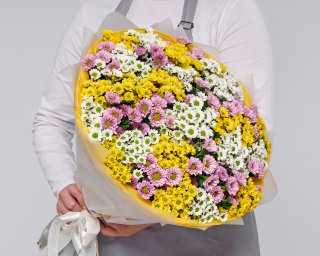 Букет из 35 кустовых хризантем Сантини микс в стильной упаковке  small - 3