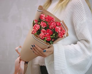Букет из 3 высоких кустовых роз (Кения) 60-70 см в стильной упаковке  small - 2