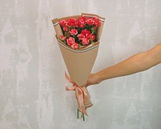 Букет из 3 высоких кустовых роз (Кения) 60-70 см в стильной упаковке  small - 3