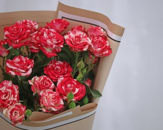 Букет из 3 высоких кустовых роз (Кения) 60-70 см в стильной упаковке  small - 4