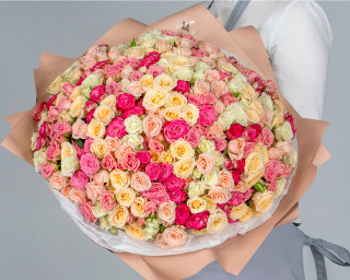 Букет из 101 кустовой розы нежный микс 40 см (Кения) в стильной упаковке  small - 1