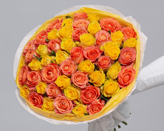Букет из 51 оранжевой и желтой розы 35-40 см (Россия) в упаковке  small - 1