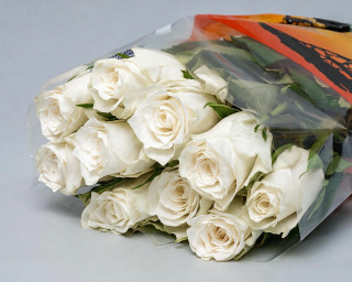 Пачка из 10 белых роз (Кения) 35-40 см  small - 1