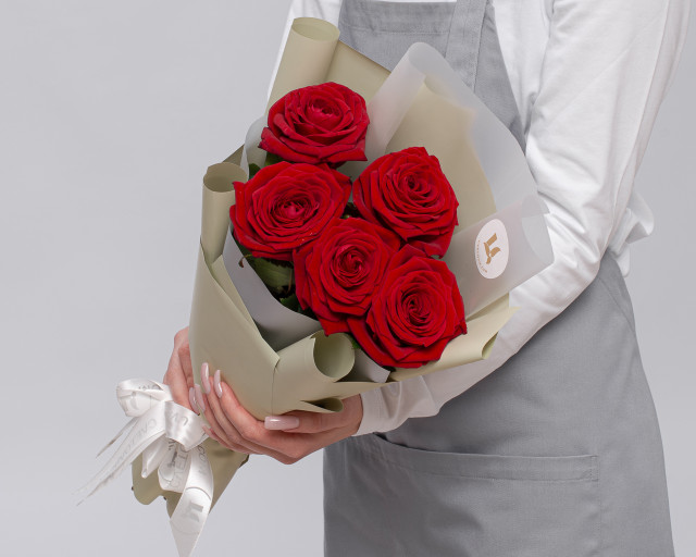 Букет из красных роз 50-60 см (Россия) в упаковке    5 шт - 1