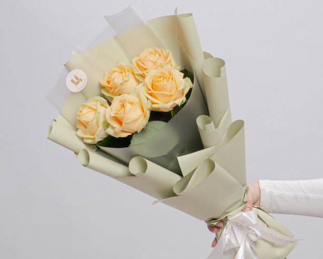 Букет из кремовых роз 50-60 см (Россия) в упаковке    5 шт - 1