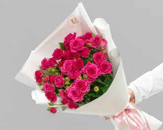 Букет из малиновых кустовых роз (Россия) 50 см в упаковке    7 шт small - 1