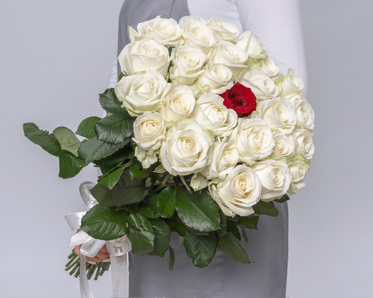 Букет из розы 50-60 см (Россия) с красной розой в центре под ленту    25 шт - 2