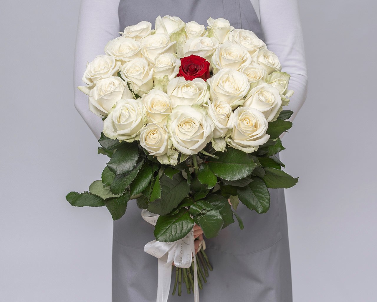 Букет из розы 50-60 см (Россия) с красной розой в центре под ленту    25 шт - 3